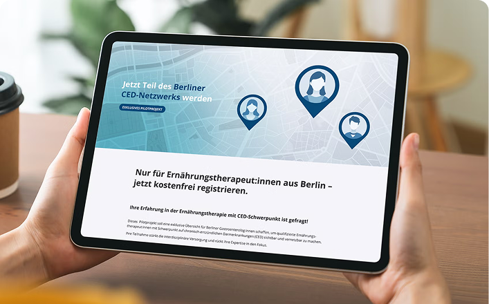 Zwei Hände halten Tablett mit Ernährungstherapeuten Netzwerk Webseite