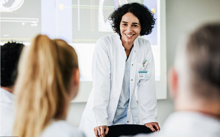 Junge Ärztin spricht vor Publikum