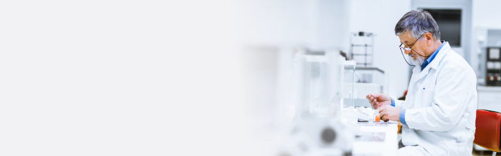 Wissenschaftler im weißen Laborkittel arbeitet im modernen Forschungslabor