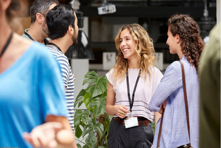 Eine Gruppe junger Kongressbesucher:innen im Gespräch 