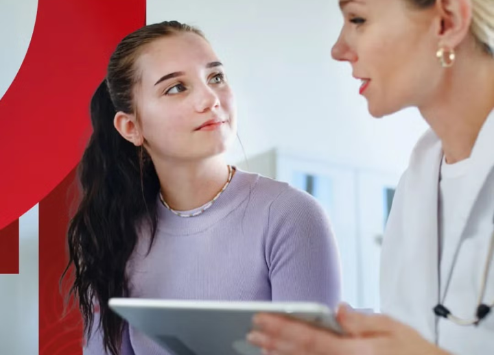 Eine Jugendliche im Gespräch mit einer Ärztin