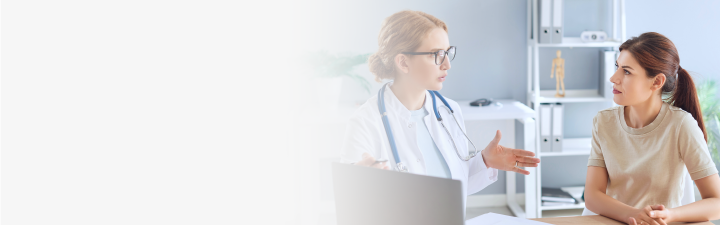 Eine Ärztin spricht mit einer jungen Frau