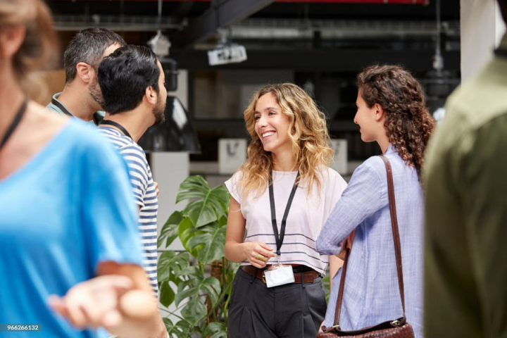 Eine Gruppe junger Kongressbesucher:innen im Gespräch 