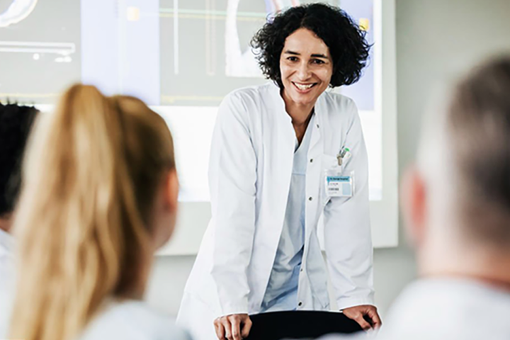 Junge Ärztin spricht vor Publikum