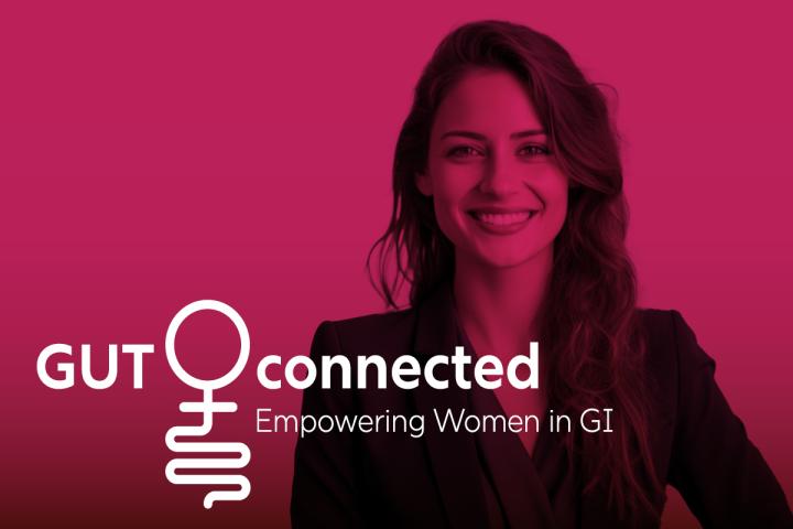 Porträt einer lächelnden Frau mit langen dunklen Haaren und Blazer vor pink eingefärbtem Hintergrund