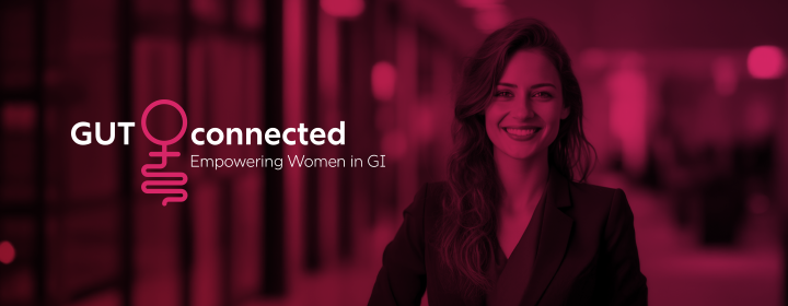 Porträt einer lächelnden Frau mit langen dunklen Haaren und Blazer vor pink eingefärbtem Hintergrund