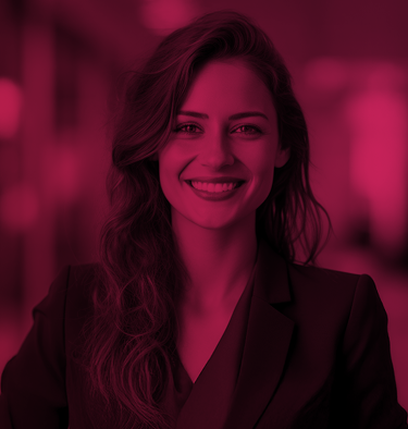 Porträt einer lächelnden Frau mit langen dunklen Haaren und Blazer vor pink eingefärbtem Hintergrund