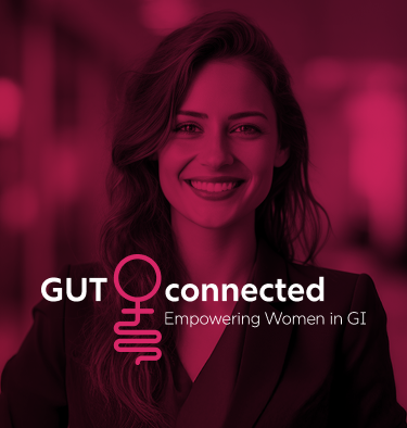 Porträt einer lächelnden Frau mit langen dunklen Haaren und Blazer vor pink eingefärbtem Hintergrund