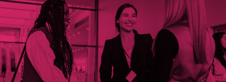 Frauen im Gespräch bei einer Veranstaltung mit pinkem Farbfilter