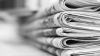 Stapel gefalteter Zeitungen in Schwarzweiß